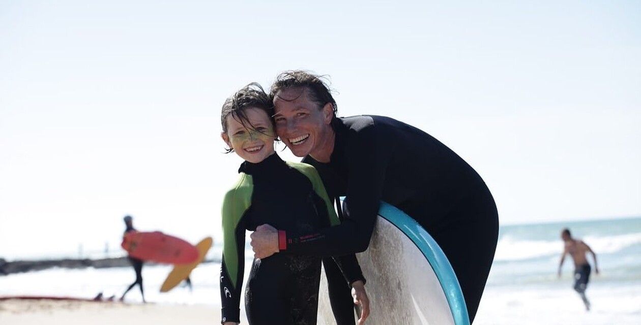 Familie beim Surfen in Andalusien