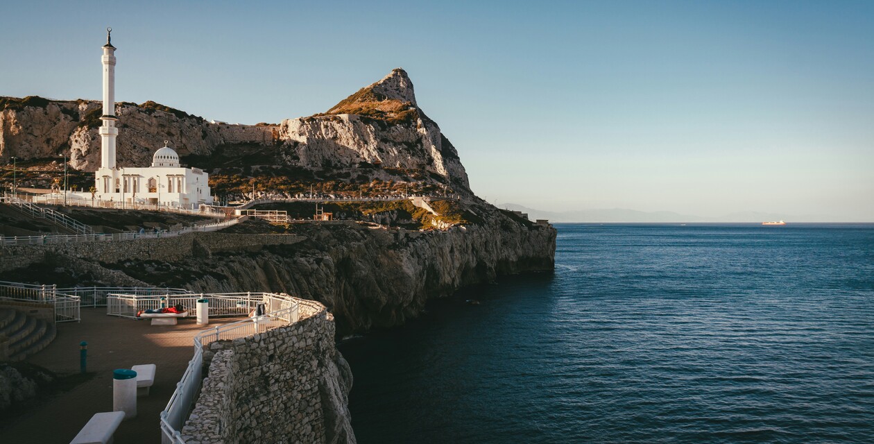 Sehenswürdigkeiten in Andalusien ist der Felsen am Meer von Gibraltar