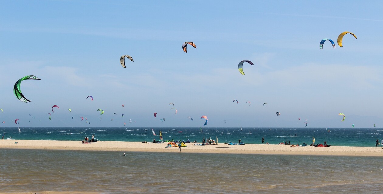 Kitesurfer am Strand von Tarifa sind Sehenswürdigkeiten in Andalusien