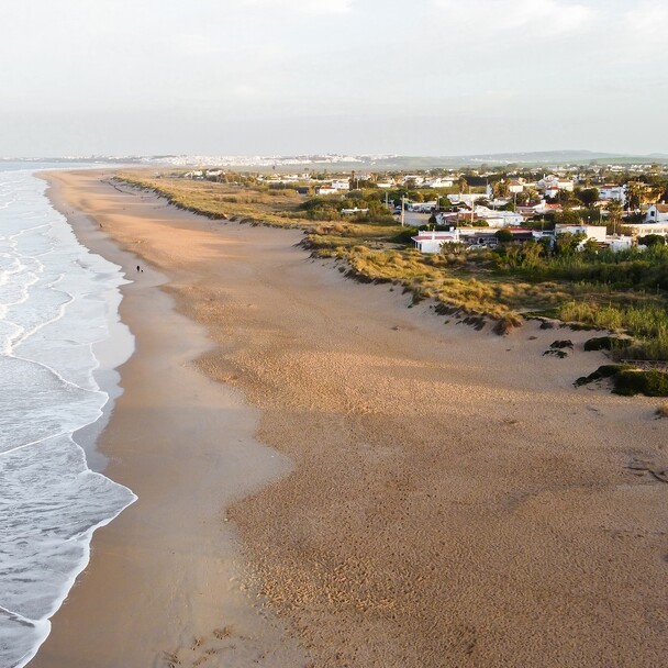 Luftaufnahme vom Strand und Ort El Palmar