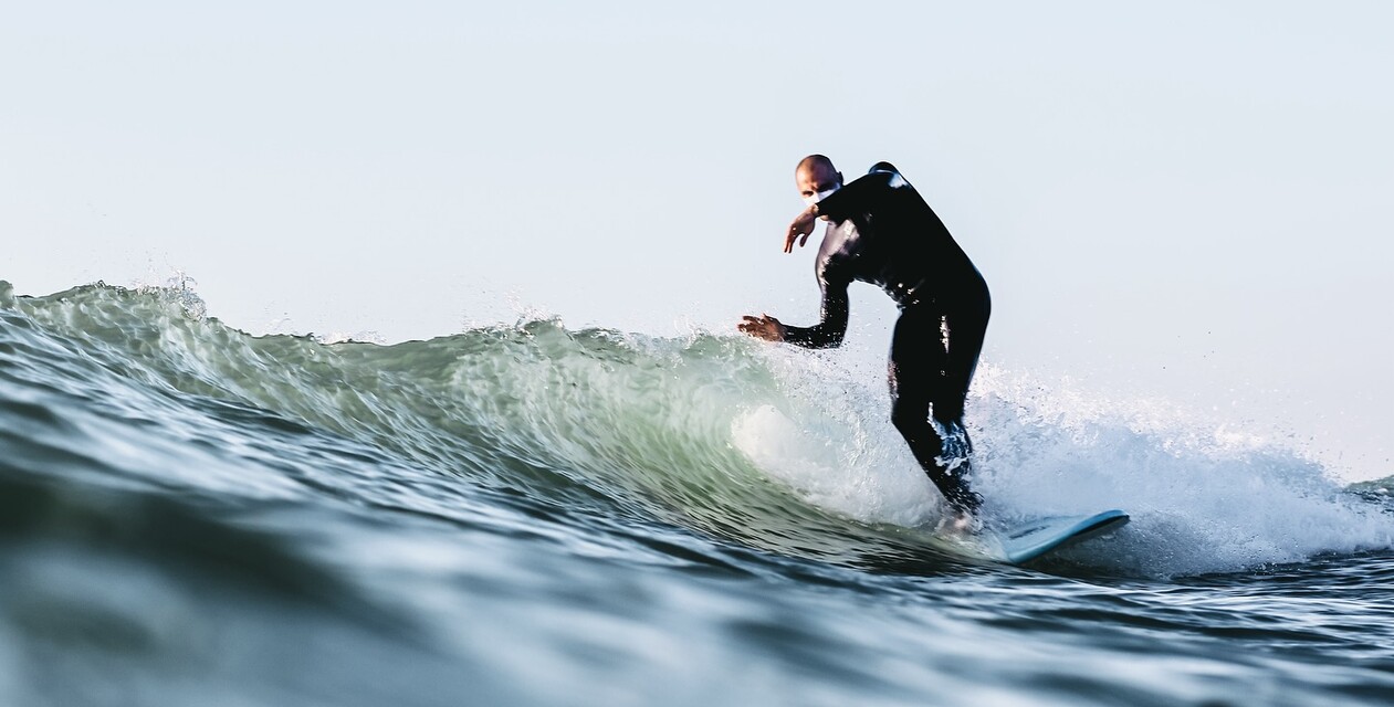 Surfer in Welle, Surf Forecast lesen