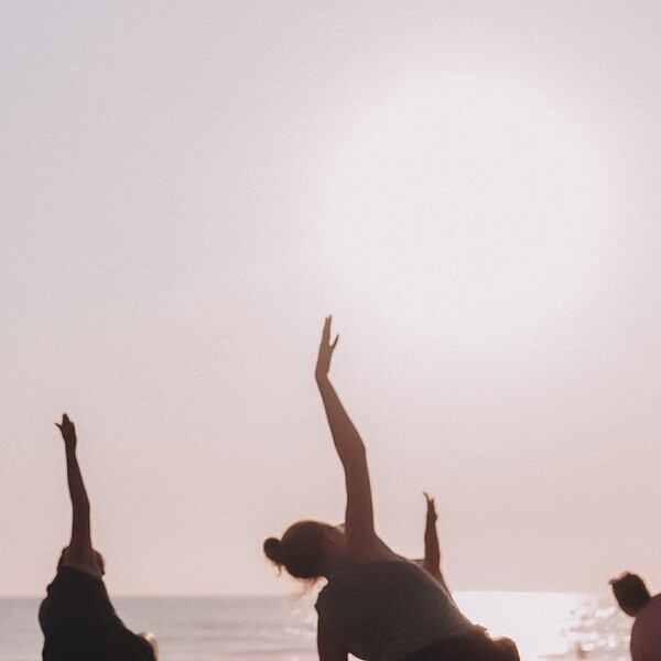 Yoga Übungen bei Sonnenuntergang am Meer im Surf Yoga Retreat