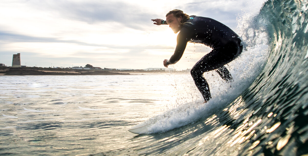 surfbrett kaufen, surfer auf welle