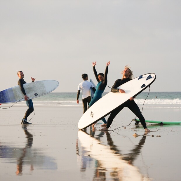 Surfkurs spanien, Gruppe Surfer mit Surfbrett