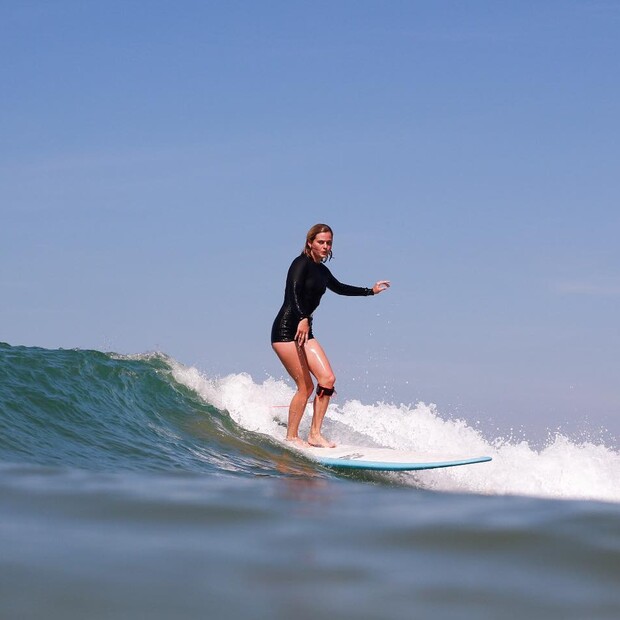 Surfbrett, Surfboard, Frau auf Welle