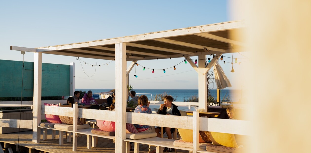 Terrasse vom Surfcamp Andalusien