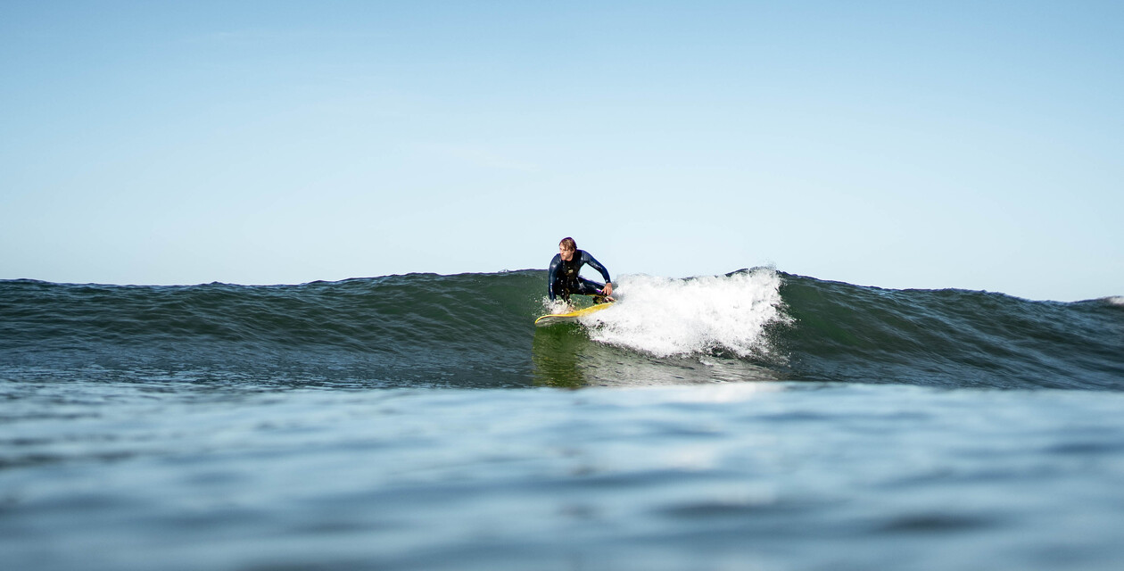 Surfer in Welle, Surfcamp Andalusien