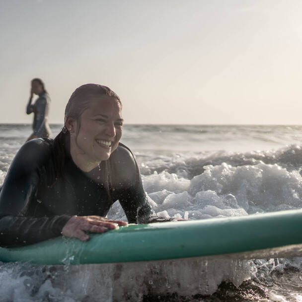 Surferin im Weißwasser, Surfcamp Andalusien