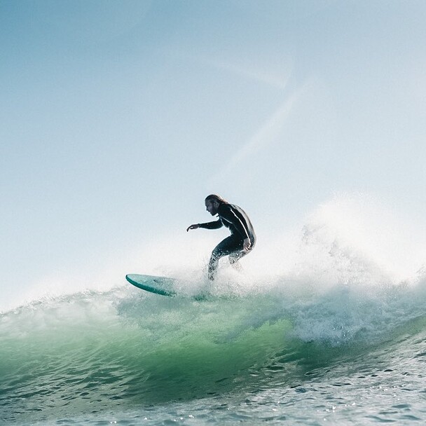 Surfer in grüner Welle, Surfcamp Andalusien