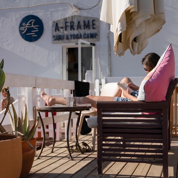 Buch lesen auf der Terrasse im Surfcamp Andalusien