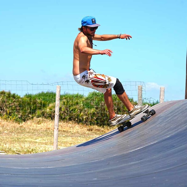 Mann in Skateboard Rampe Surfcamp Andalusien