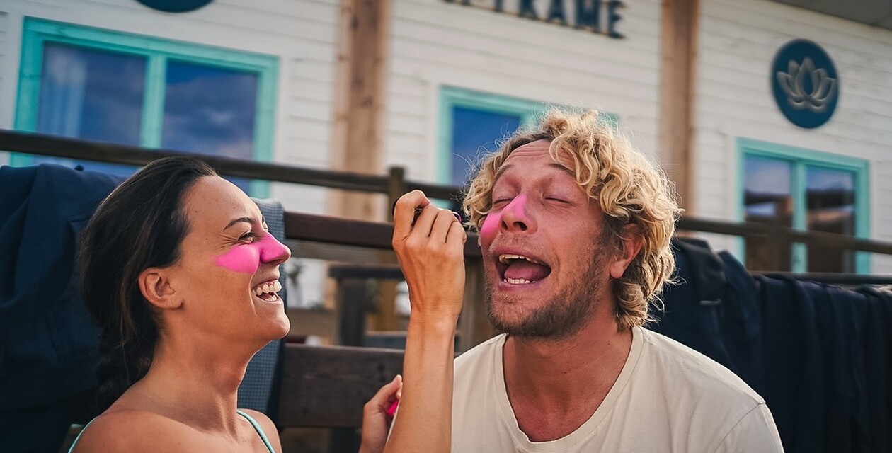 Gäste haben Spaß im Surfcamp El Palmar