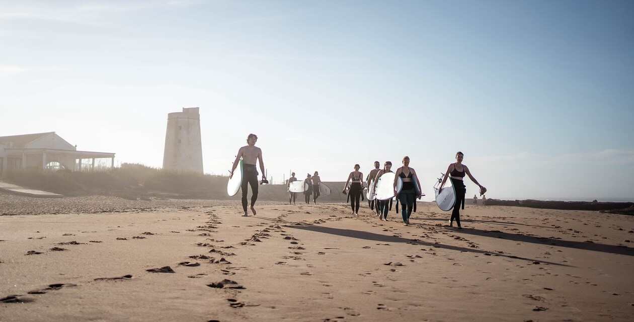 Surfkurs am Strand, Surfcamp El Palmar