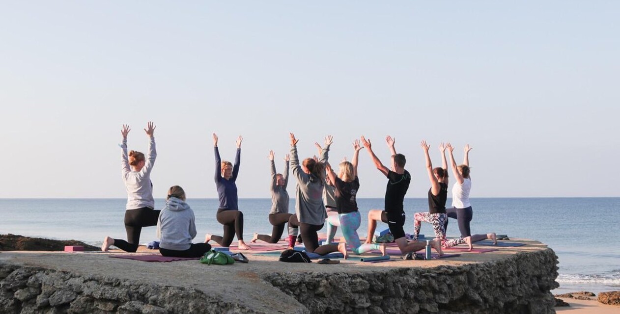 Yoga Klasse aufStein am Meer, Surfcamps für Erwachsene