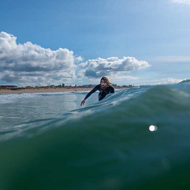 Surfer auf Welle in Spanien