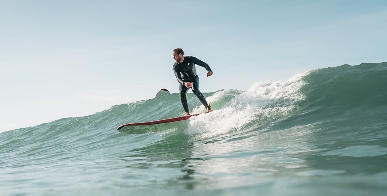 Surfer beim Surfen lernen