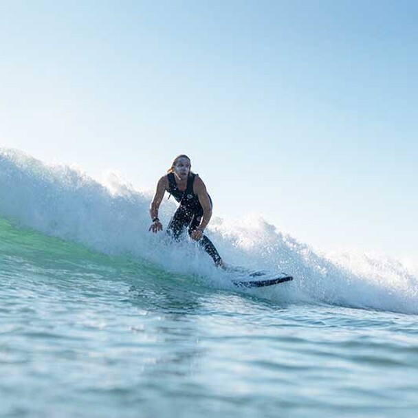 Surfen oder Wellenreiten, Surfer surft