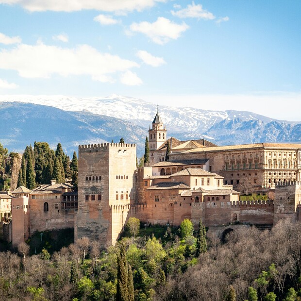 Alhambra gilt als eine der schönsten Sehenswürdigkeitein in Andalusien