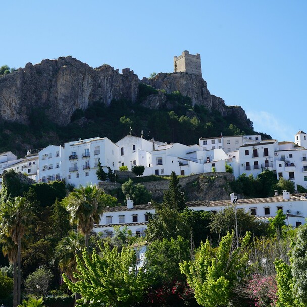 Häuser, Felsen und Burg als Sehenswürdigkeiten Andalusien