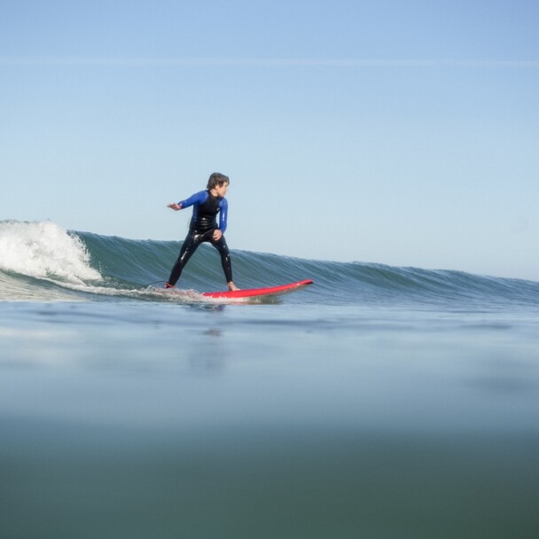 Surfen in Andalusien im April, Surfer auf Welle