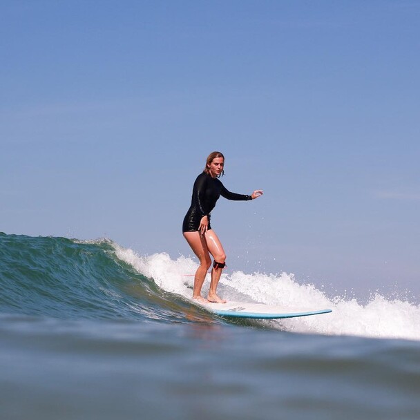 Surfen in Andalusien im Mai, Surferin auf Welle