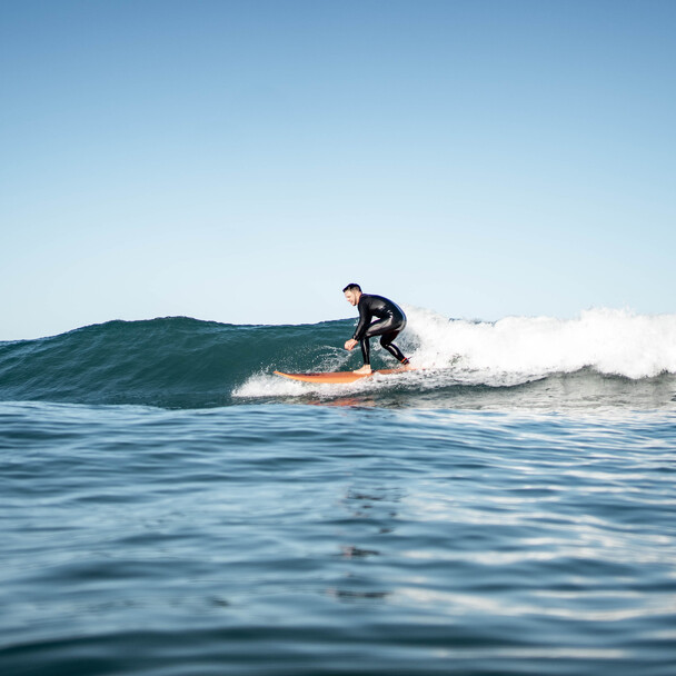 In Andalusien Surfen im Oktober, Surfer auf Welle