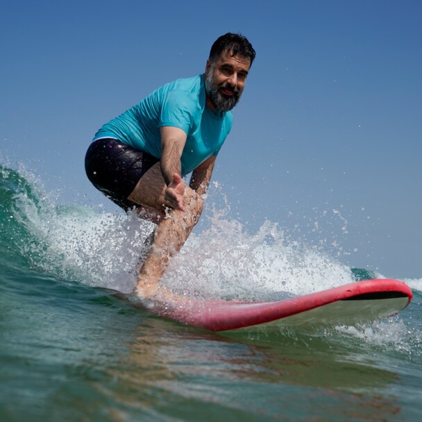 Surfen in Andalusien im September, Surfer auf Welle