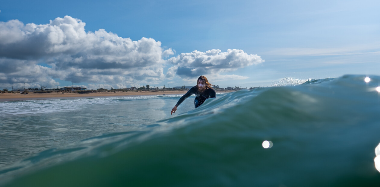 Surfing while surfing in winter