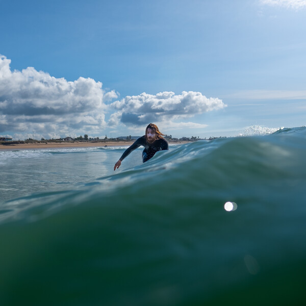 Surfing while surfing in winter