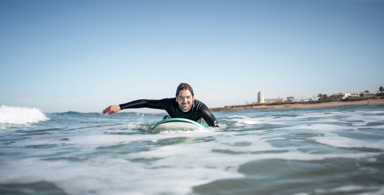 Surfer beim Surfen im Winter