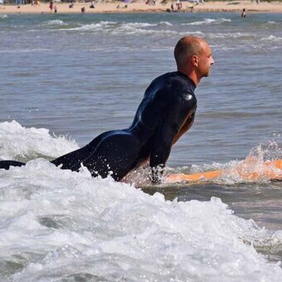 Gleitstütz beim Surfen lernen