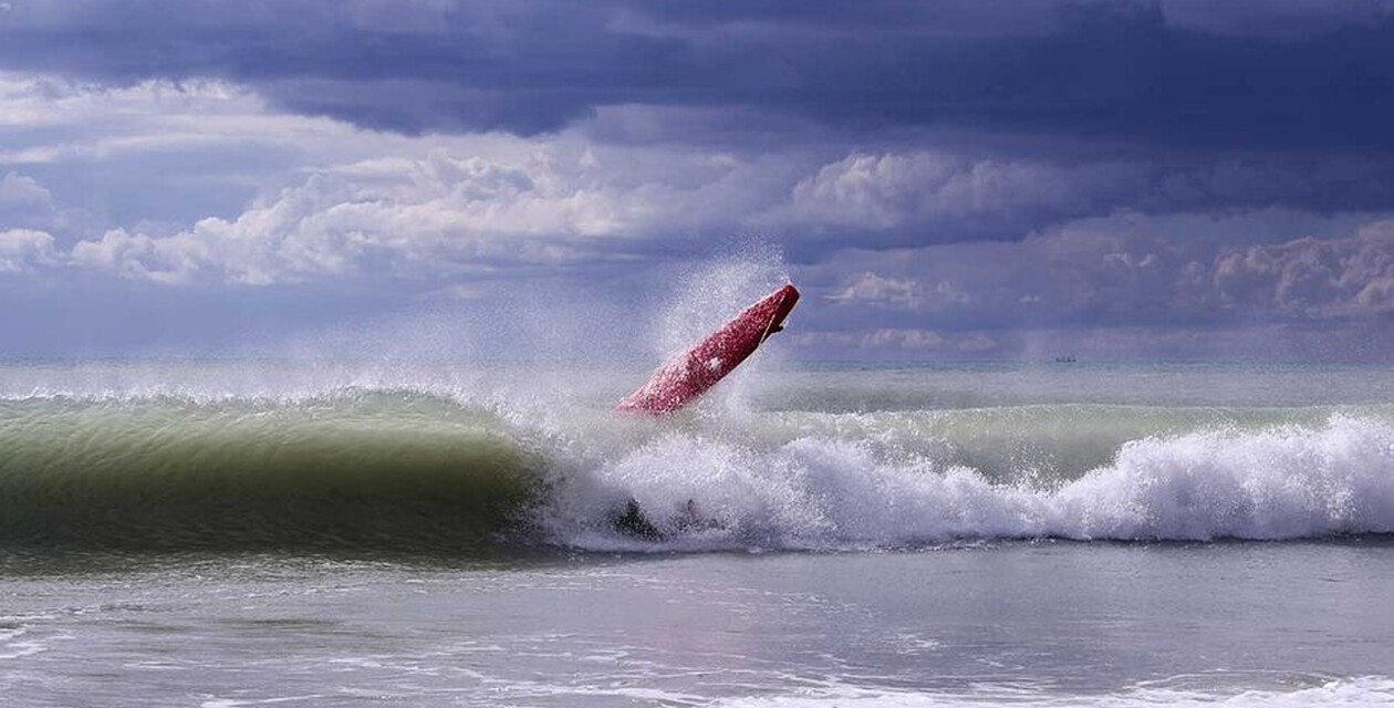 Surfbrett fliegt durch die Luft im Wasser, Surfen Regeln