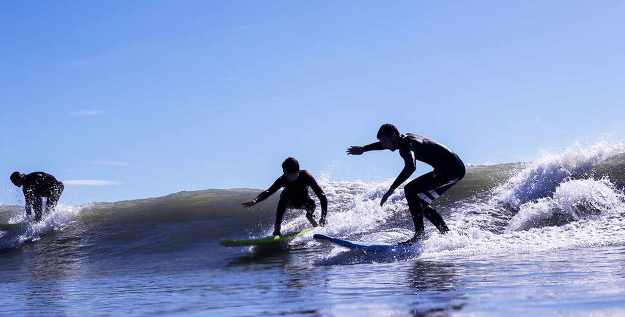 Surfer, die die Surf Regeln nicht einhalten