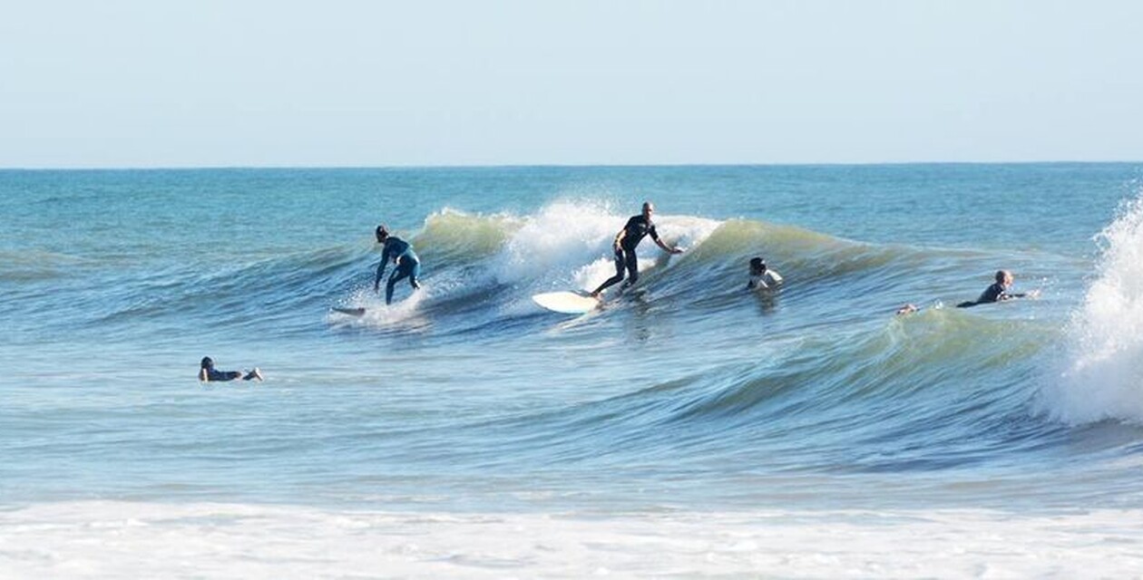 Surfer in A-Frame Welle beachten die Surf Regeln