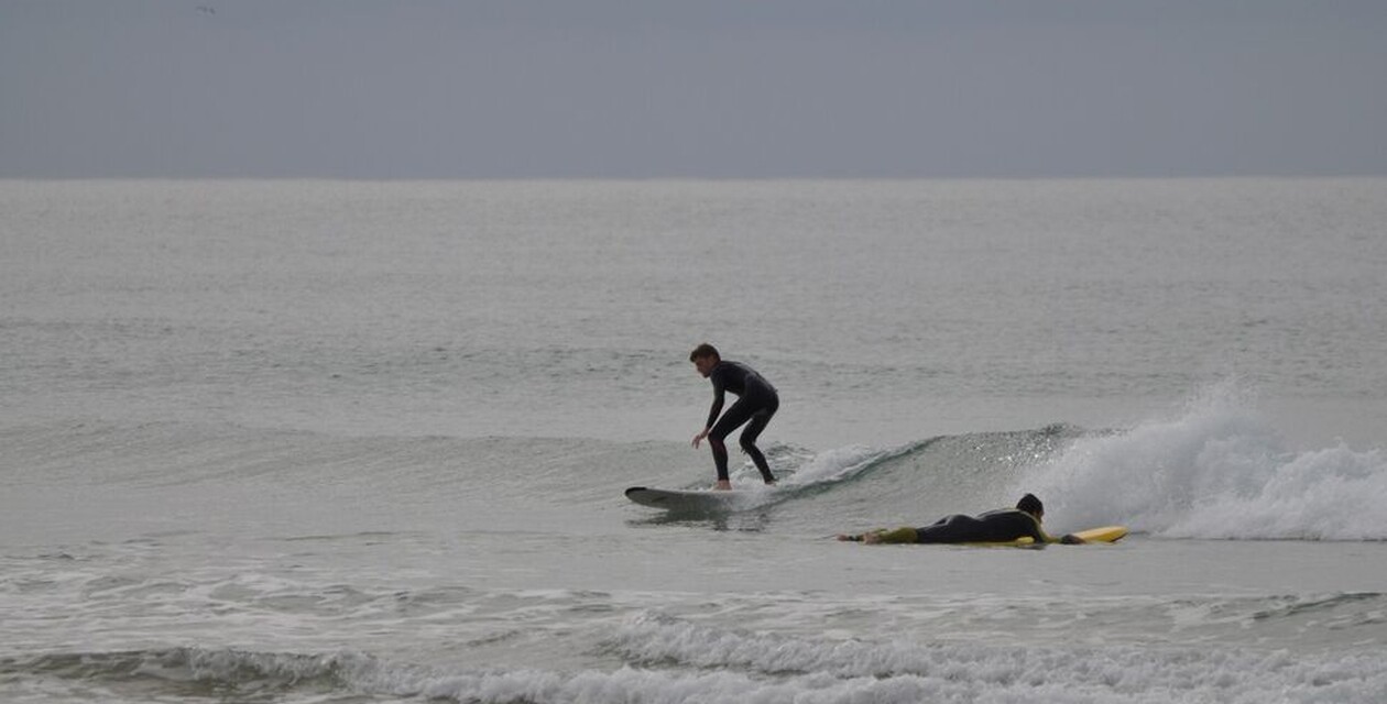 Zwei Surfer halten sich an Surfen Regeln