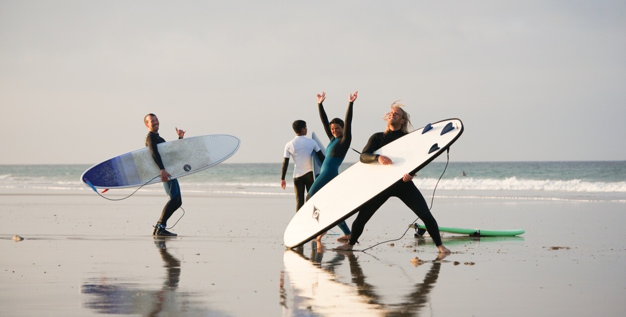 Spaß mit Surfbrettern am Strand im Surfkurs