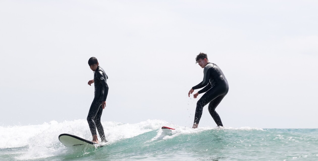 Surfer im Wasser am Surfspot