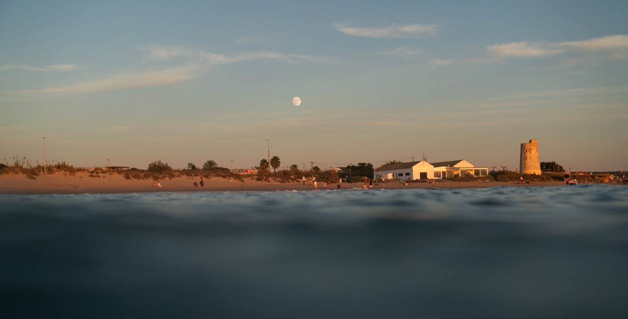 Tides and moon at the surf spot