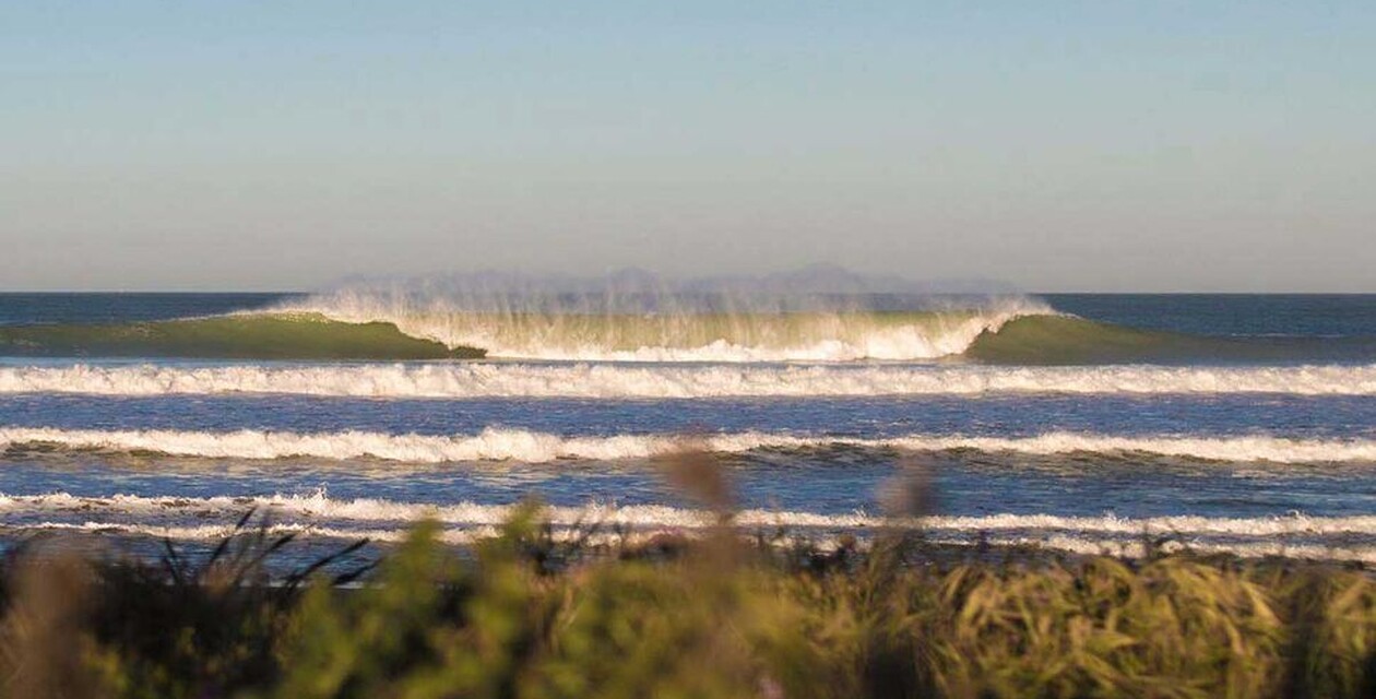 Offshore wave at the surf spot