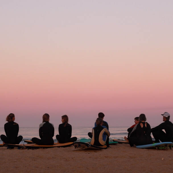 Sonnenuntergang beim Surfkurs für Anfänger