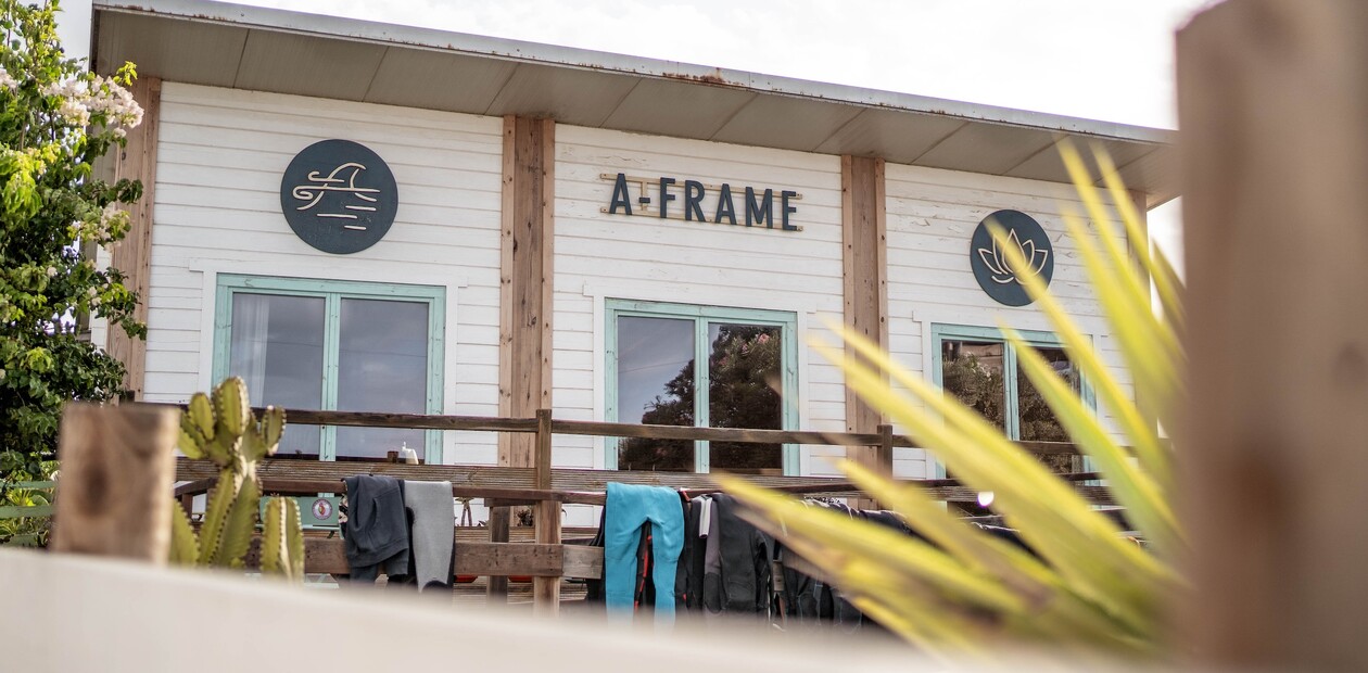 Fassadenfoto eines Surfcamps in Südspanien