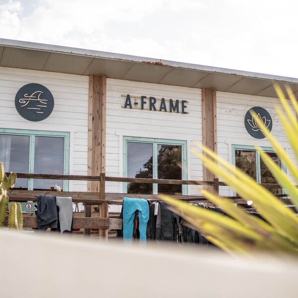 Fassadenfoto eines Surfcamps in Südspanien