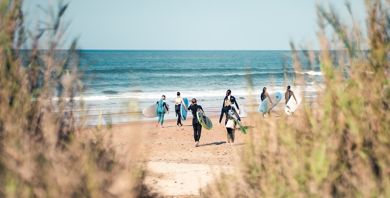 Die Surflehrer bringen dir das Lebensgefühl Wellenreiten