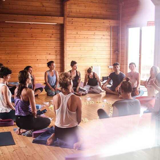 Yoga Klasse zwischen dem Tarifa Surfen