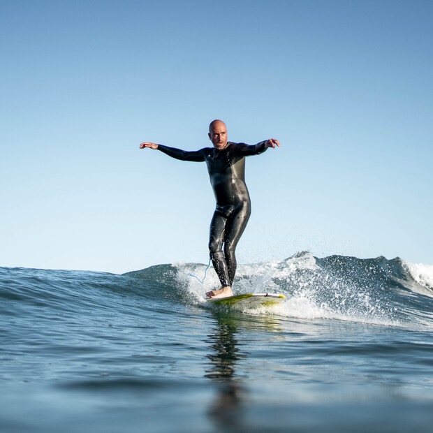 Longboarder auf Welle in El Palmar de Vejer