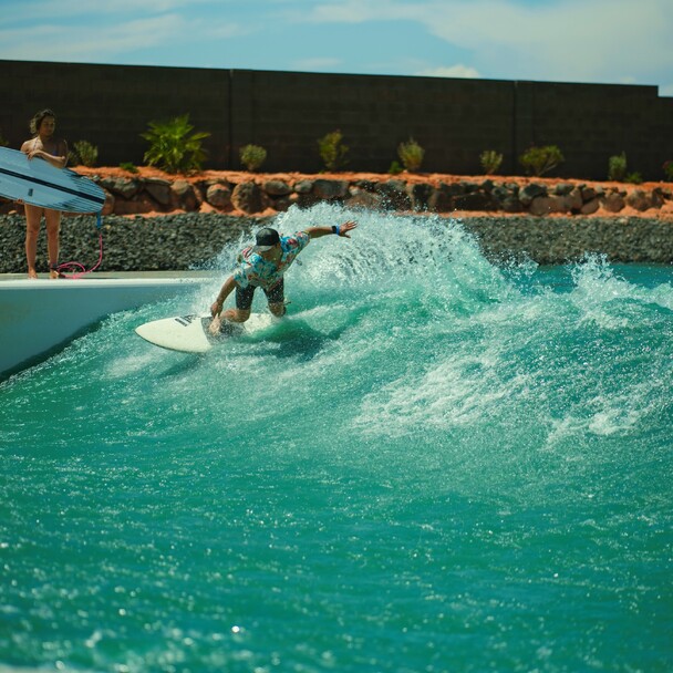 Surfer macht einen Turn auf einer Welle im Wavepool