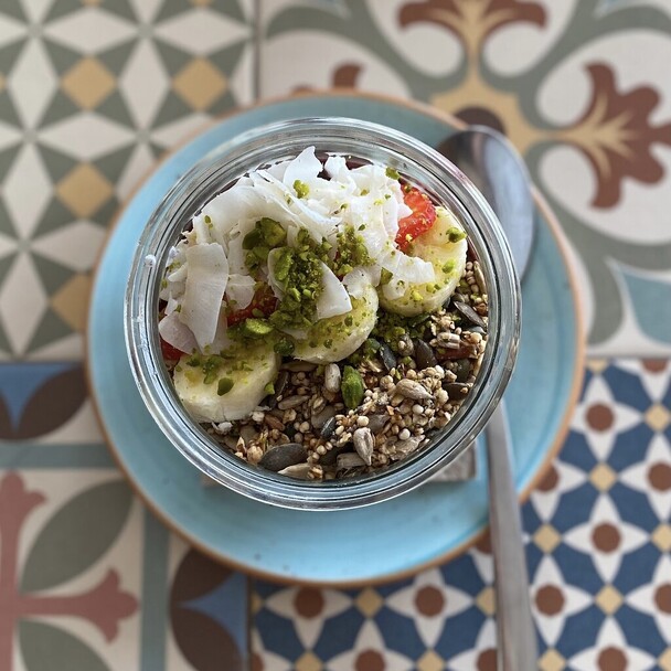 Gesundes Frühstücksbowl mit Granola und frischem Obst