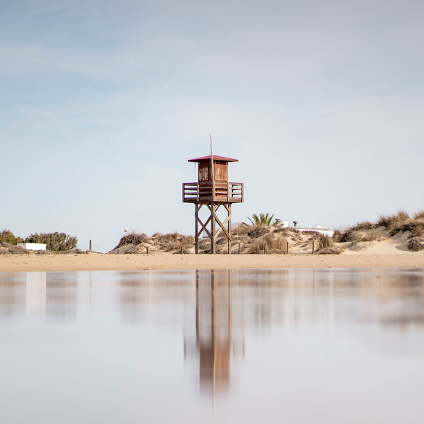 Blick vom Meer auf den Strand von El Palmar an einem klaren Tag