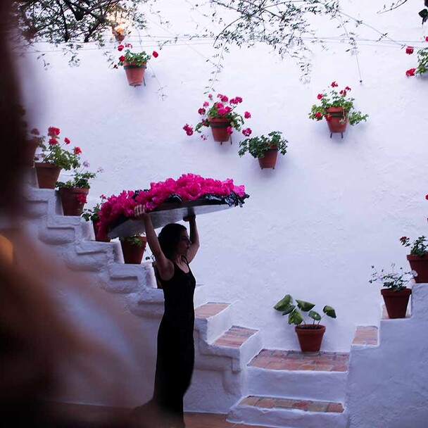 Tänzerin mit Blumen im Yoga Retreat Südspanien