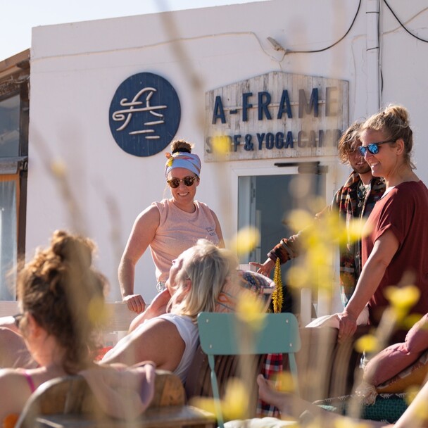 Yoga Retreat Südspanien Gäste auf Terrasse